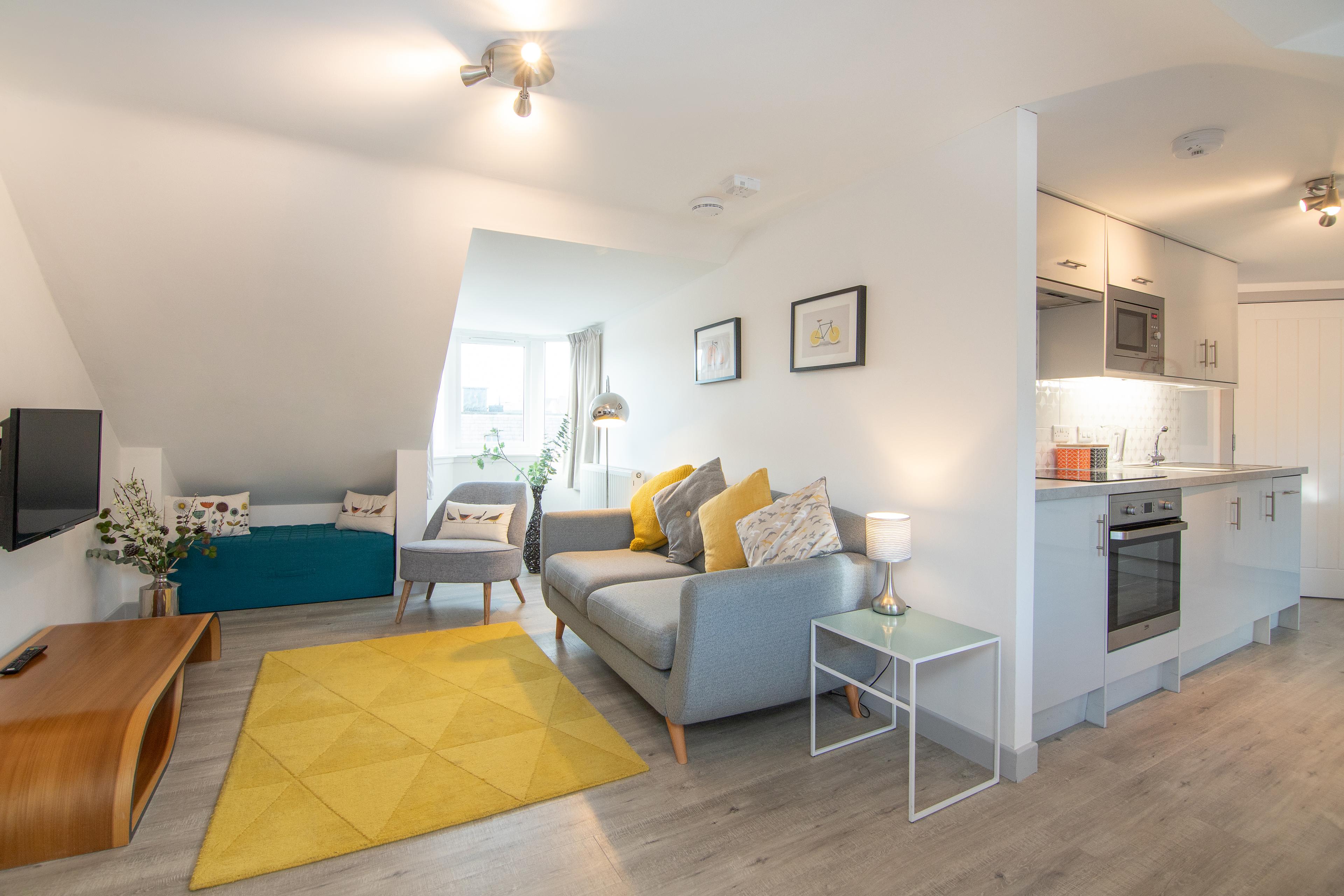 Bright modern studio with cozy lounge, full kitchen & charming window nook